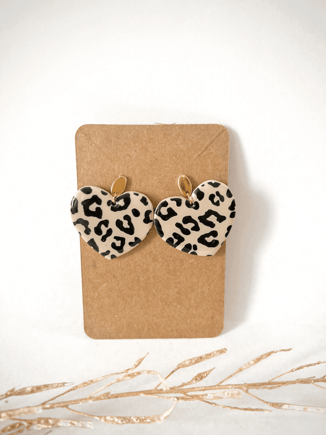 Boucles d&#039;oreilles coeur / beige et noir